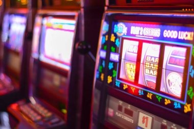cuan 805 platform interface showing live-dealer tables, slot games, and sports betting options